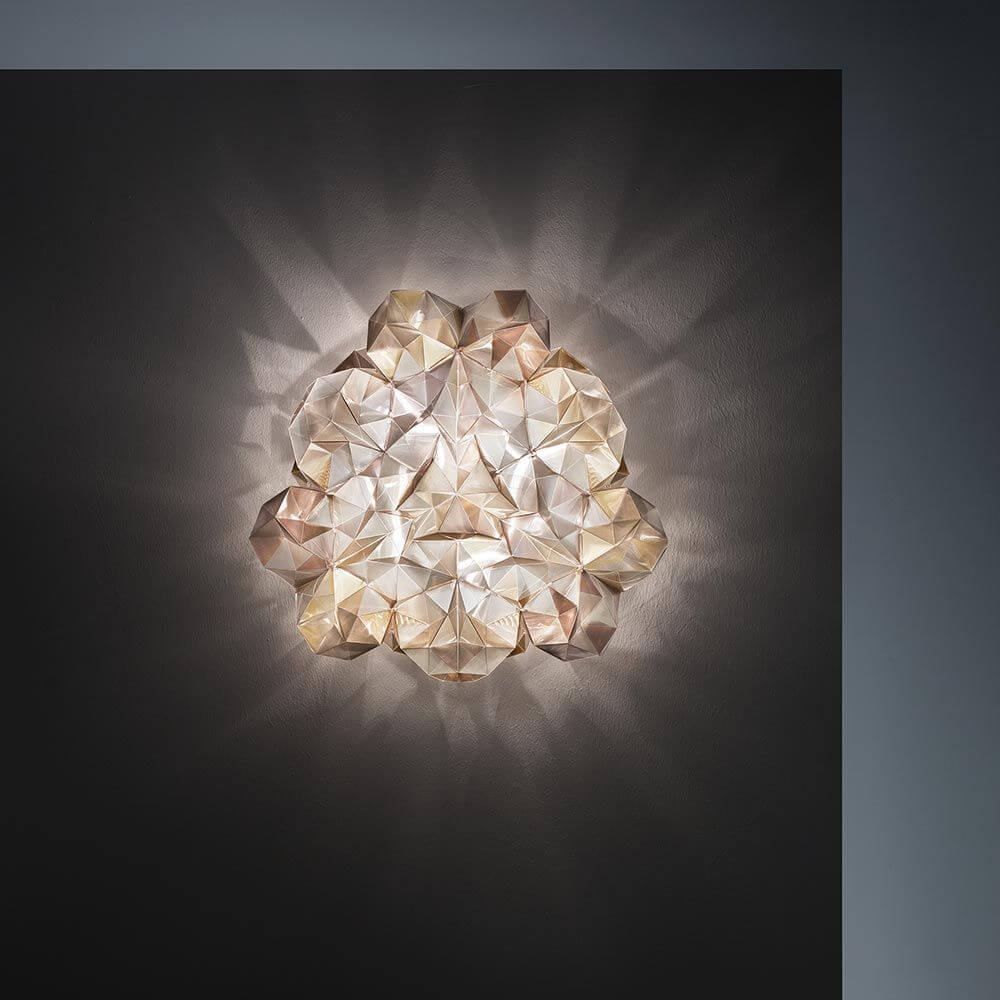Slamp Wand- & Deckenleuchte Drusa Goldfarben, Velvet an einer Wand montiert mit faszinierendem Lichtspiel.