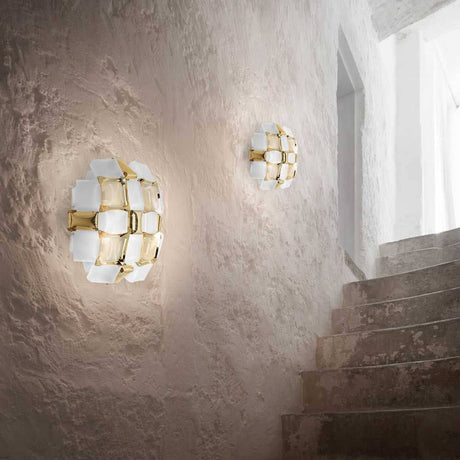 Slamp Wandleuchte Mida Applique Ø 32cm an einer Wand in einem stilvollen Treppenhaus.