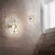 Zwei elegante Slamp Wandleuchten Mida Applique in einem modernen Treppenhaus, gestaltet mit edlen Materialien.