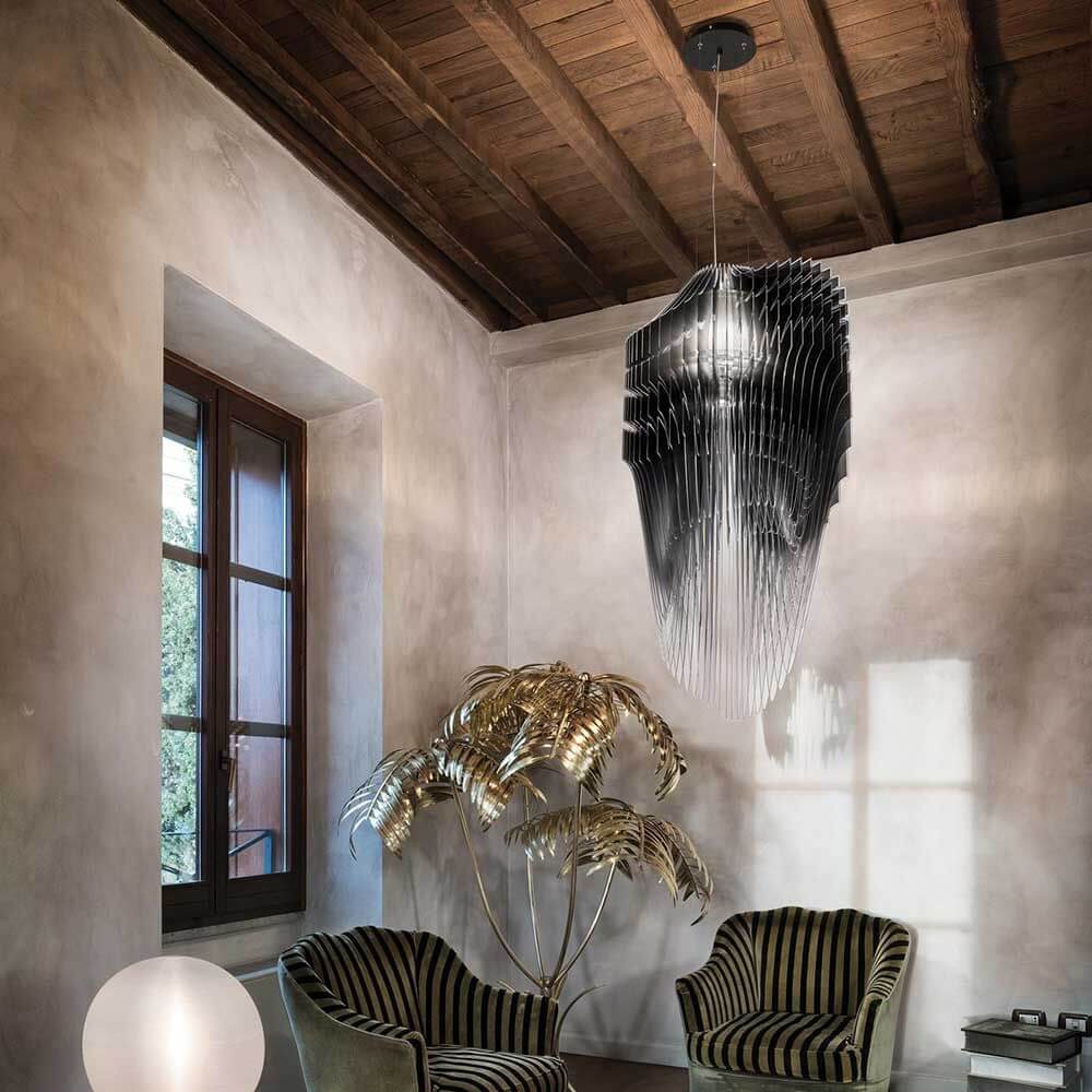 Slamp extravagante Hängelampe Avia L 120cm in modernem Wohnambiente mit elegantem Interieur.