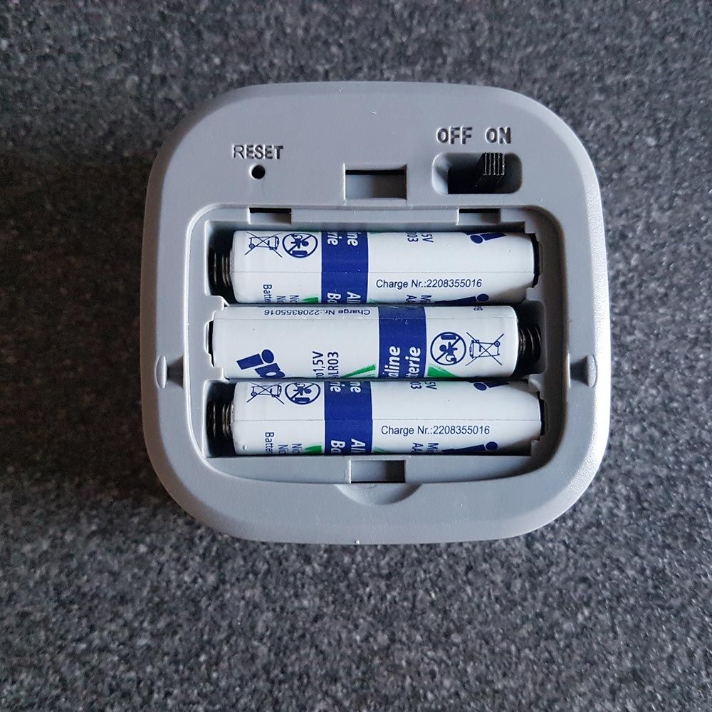 Smart Mesh Bewegungs-Sensor mit 3 AAA Batterien im Gehäuse, Einstellelemente sichtbar.