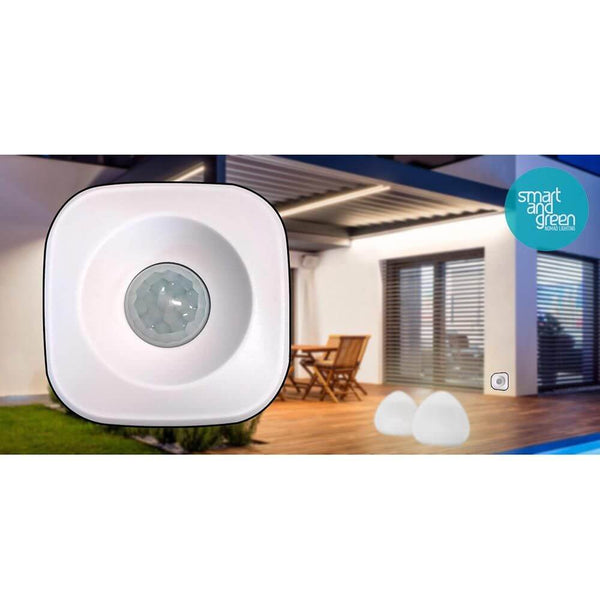 Capteur de mouvement Smart Mesh au design blanc, intégré dans un réseau d’éclairage extérieur moderne.