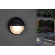 Solar LED Außenwandleuchte Elios Sensor Anthrazit IP44 an Außenwand montiert mit Bewegungsmelder.