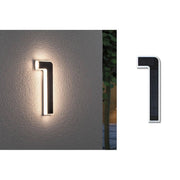 Solar LED Hausnummernleuchte Nummer 1 an der Wand montiert mit warmweißem Licht.