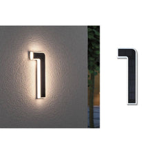 Solar LED Hausnummernleuchte Nummer 1 an der Wand montiert mit warmweißem Licht.