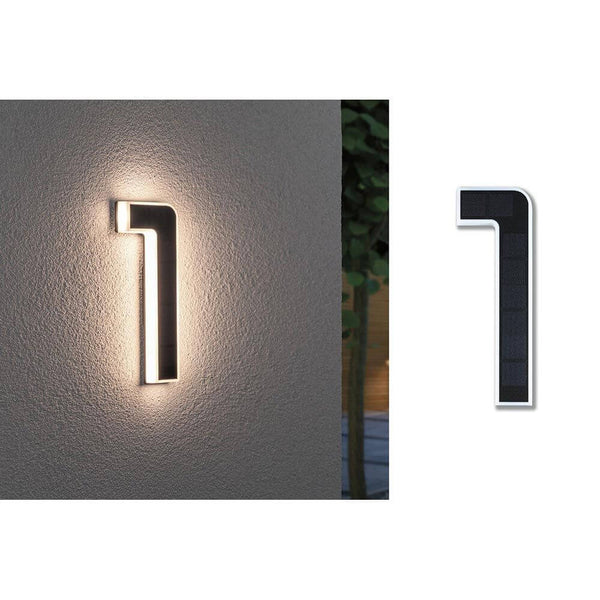 Solar LED Hausnummernleuchte Nummer 1 an der Wand montiert mit warmweißem Licht.