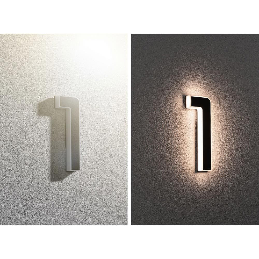Solar LED Hausnummernleuchte Nummer 1 an der Wand montiert, zeigt die Zahl 1 beleuchtet und unbeleuchtet.