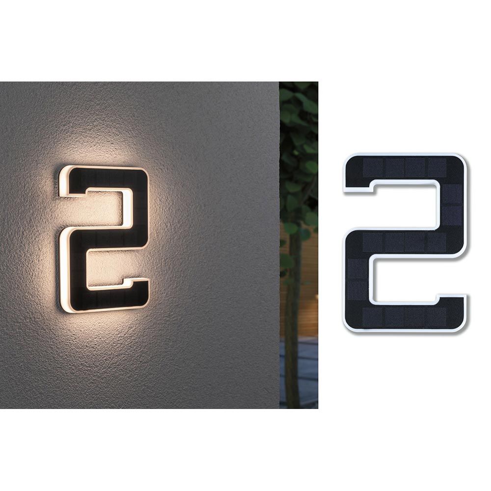 Solar LED Hausnummernleuchte Nummer 2 an Wand, beleuchtet mit warmweißem Licht, IP44 spritzwassergeschützt.