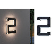 Solar LED Hausnummernleuchte Nummer 2 an Wand beleuchtet mit dekorativem Design.