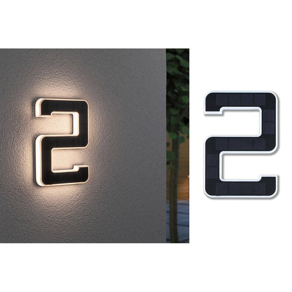 Solar LED Hausnummernleuchte Nummer 2 an Wand beleuchtet mit dekorativem Design.