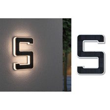 Solar LED Hausnummernleuchte Nummer 5, leuchtende Hausnummer S an Wand im Dunkeln mit indirekter Beleuchtung.