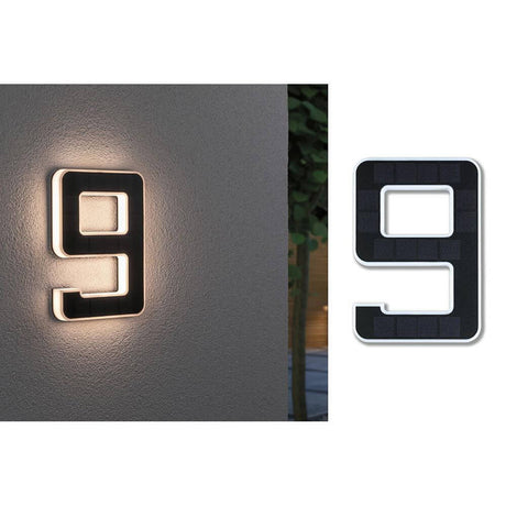 Solar LED Hausnummernleuchte Nummer 9 an einer Wand montiert, mit indirekter Beleuchtung für Hausnummern.