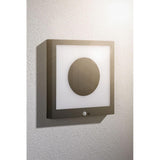 Solar LED Panel Taija mit Bewegungsmelder in Anthrazit an Wand montiert, 3000K warmweißes Licht.
