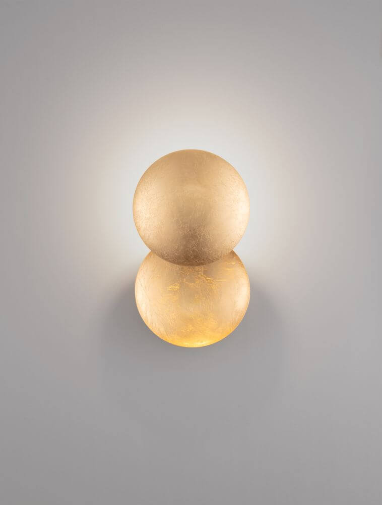 Solei LED Wandleuchte Ø 20cm mit zwei glänzenden sphärischen Elementen und warmem Licht (3000K).