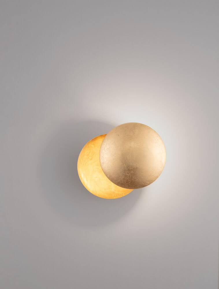 Solei LED Wandleuchte Ø 20cm in glänzendem Gold mit warmem Licht bei 3000K.
