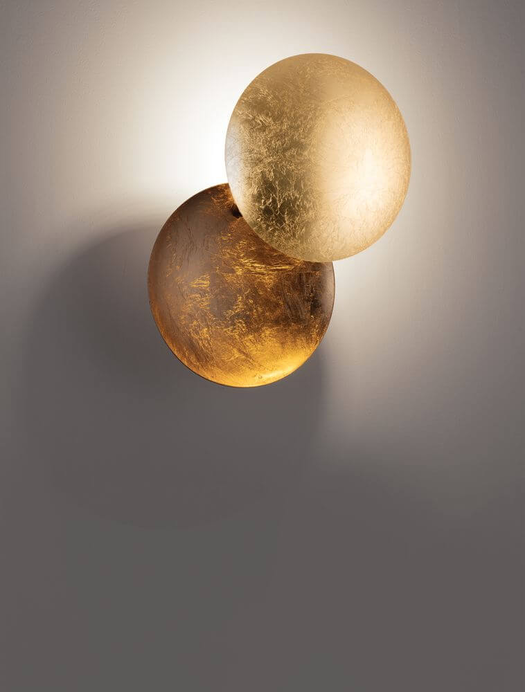 Solei LED Wandleuchte Ø 20cm mit zwei eleganten Kugeln in gold und bronze - warmes Licht 3000K.