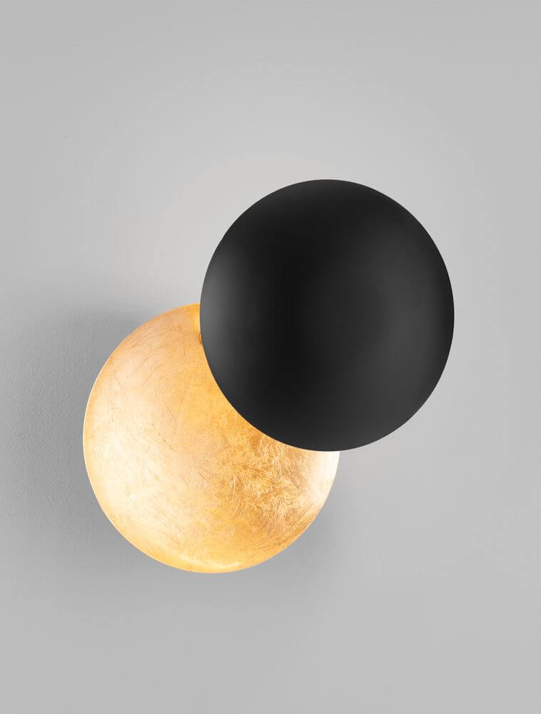 Solei LED Wandleuchte mit schwarzer und goldfarbener Kugel, Ø 20cm, warmes Licht bei 3000K.