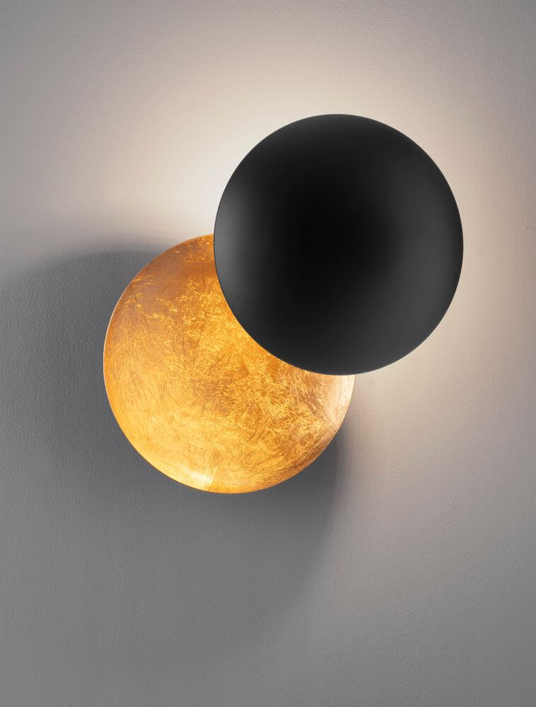 Solei LED Wandleuchte Ø 20cm mit goldener und schwarzer Kugel, warmes Licht 3000K für moderne Wanddekoration.