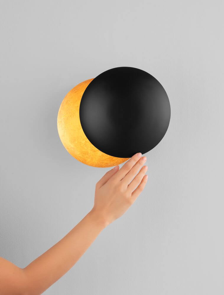Solei LED Wandleuchte Ø 20cm mit warmem Licht, Schwarz-Gold Design, ideal für moderne Innenräume.