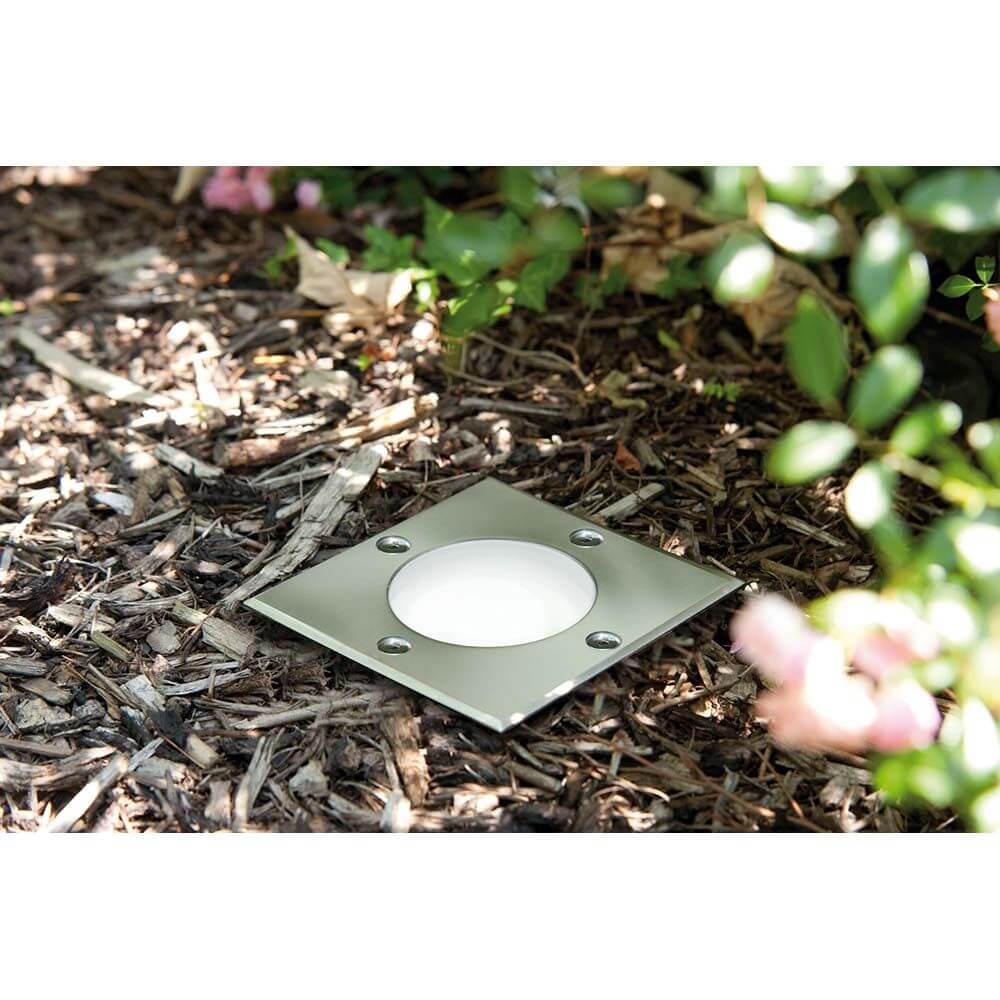 Special EBL Set Boden IP67 eckig GU10 3,5W 140x140mm Edelstahl in Garteninstallation umgeben von Pflanzen.