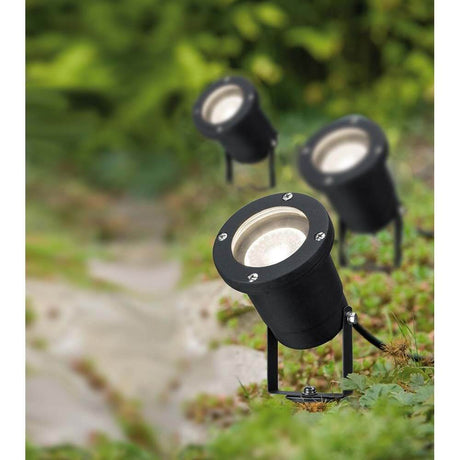 Special Line Garden Spotlight IP44 GU10 3x3,5W 3000K Schwarz Alu auf Gartenweg mit Beleuchtung für Pflanzen.
