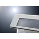 Nahaufnahme der Edelstahl-Oberfläche der LED Solar Hausnummernleuchte mit Solarpanel.