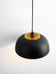 Sqube Pendelleuchte Schwarz, Gold mit minimalistischem Design und goldener Innenbeschichtung.