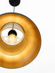 Sqube Pendelleuchte Schwarz, Gold mit elegantem goldenen Schirm und warmem Licht für stilvolle Akzente.