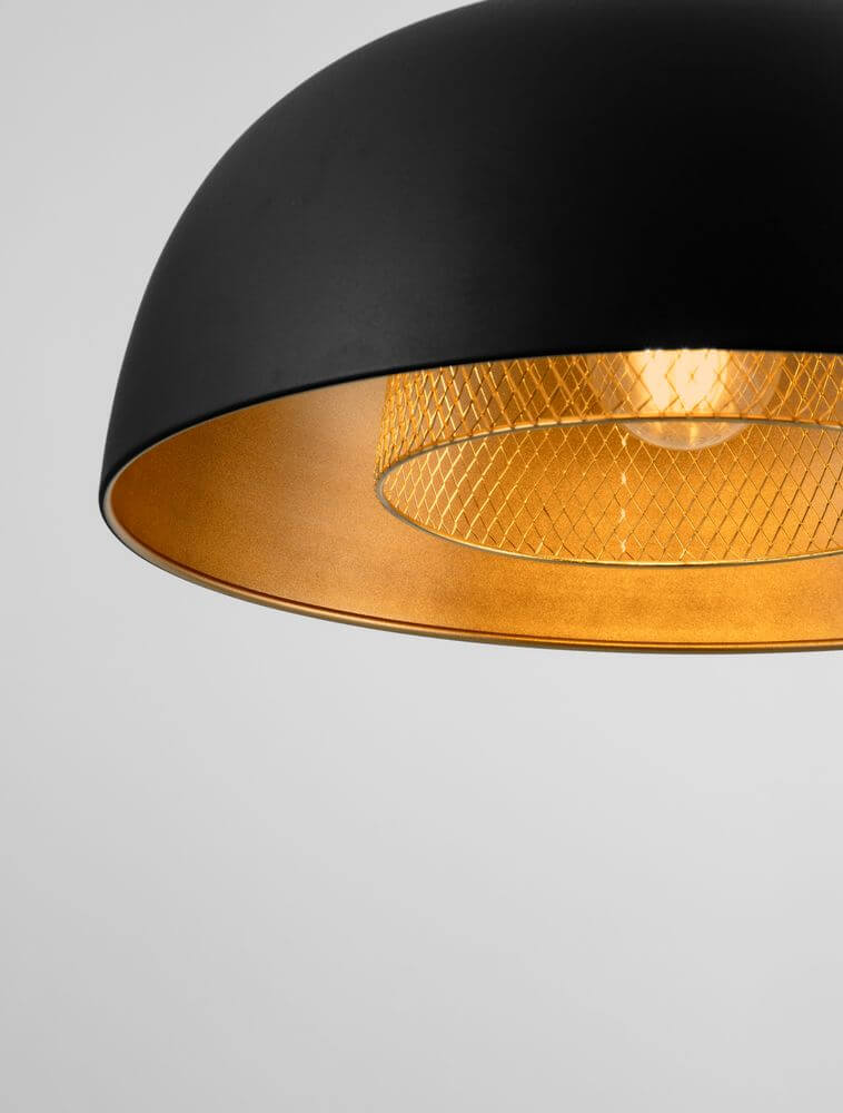 Sqube Pendelleuchte Schwarz, Gold – elegante Lampe mit schwarzem Schirm und goldener Innenseite.