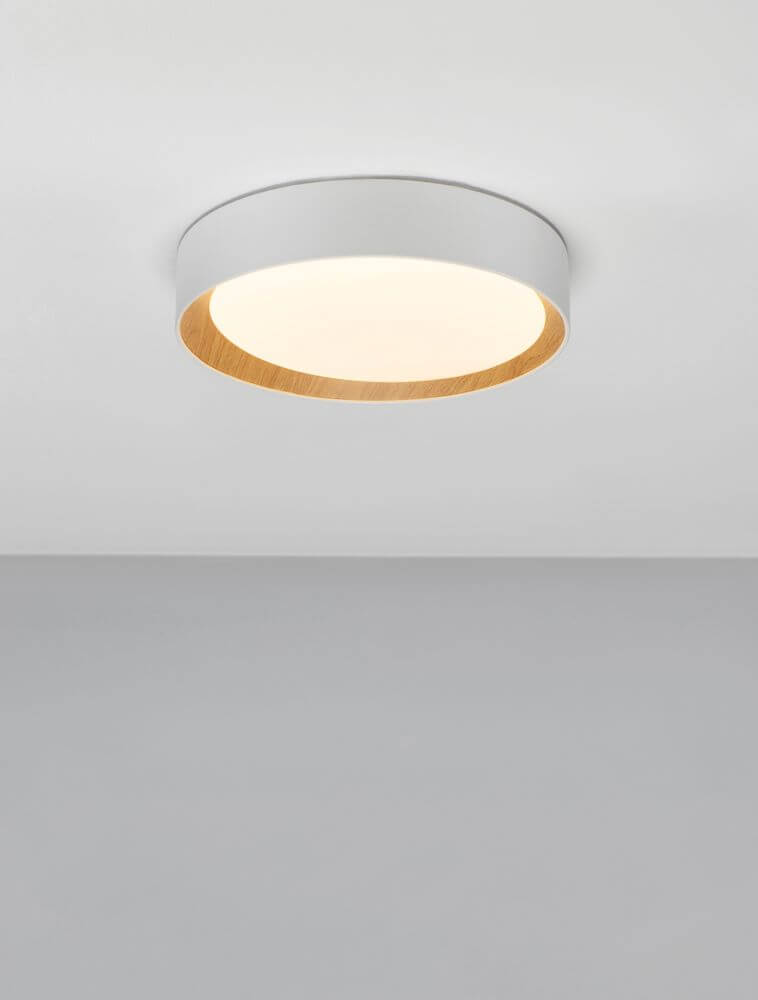 Moderne LED Deckenleuchte mit weißem Gehäuse und Holzakzent, Ø 35cm, 3000K, 1717 Lumen.