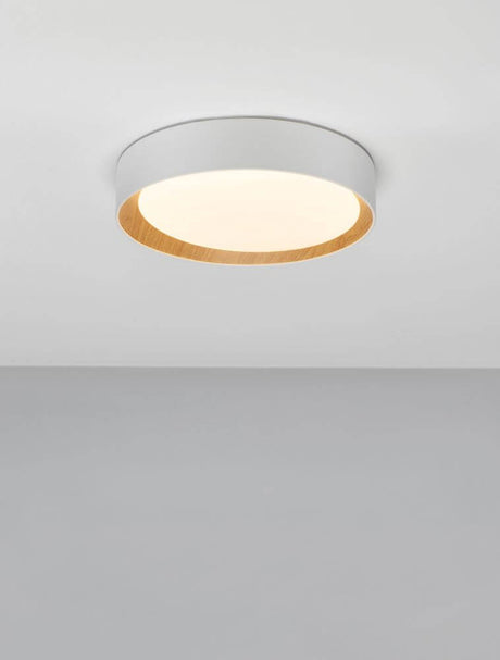 Plafonnier Stake LED Ø 35 cm 3000K avec un design minimaliste et un aspect bois chaleureux.