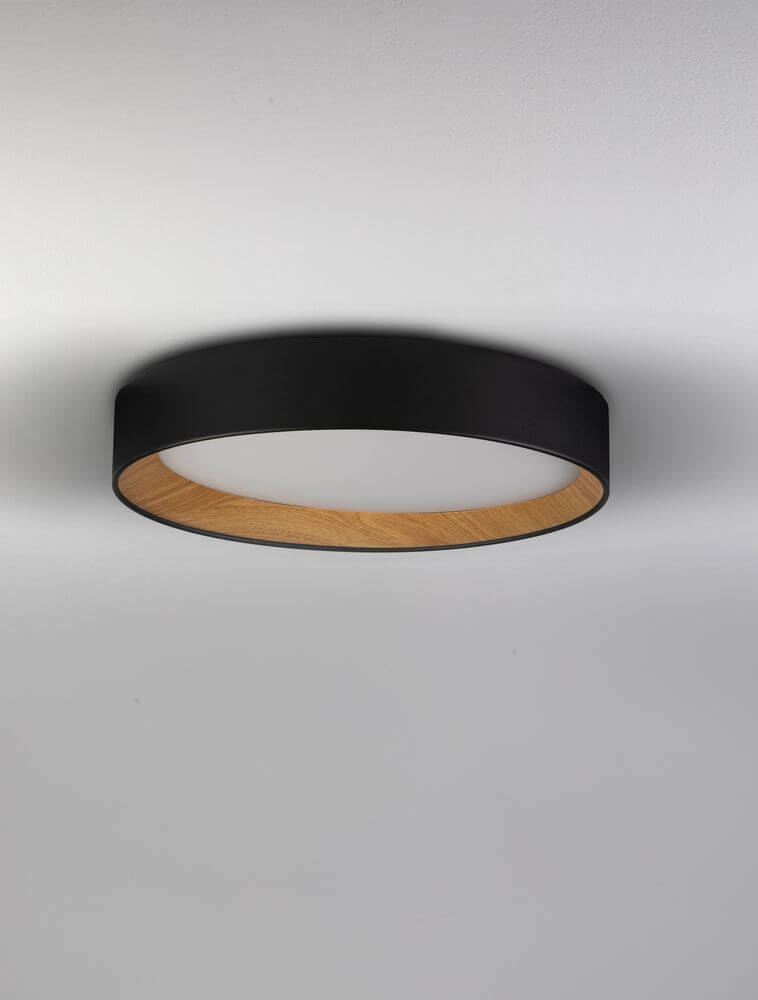 Schlichte Stake LED Deckenleuchte in Schwarz mit Holzunterkante, Durchmesser 45cm, 3000K, 2312 Lumen.
