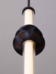 Stalactite Pendelleuchte Vertikal Ø 4,5cm 3000K Schwarz Detailaufnahme der Leuchte mit schwarzem Design.