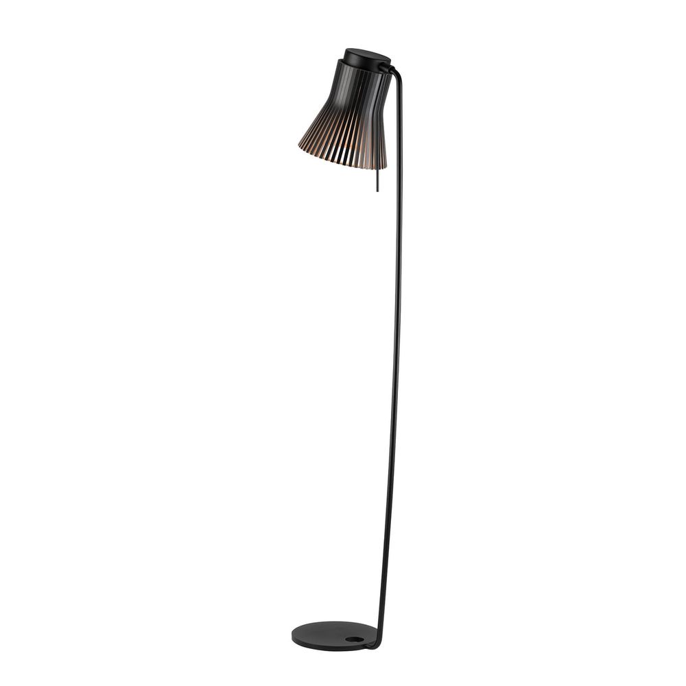 Standleuchte Petite 4610 in Schwarz mit skandinavischem Design und filigraner Holzkonstruktion, 130 cm hoch.