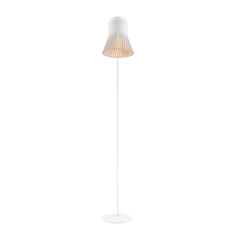 Standleuchte Petite 4610 aus Holz, skandinavisches Design, 130cm, weißer Schirm, natürliche Materialien.