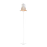 Standleuchte Petite 4610 aus Holz, skandinavisches Design, 130cm, weißer Schirm, natürliche Materialien.