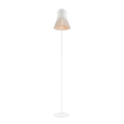 Lampadaire Petite 4610 en bois 130 cm avec un design scandinave et un abat-jour cylindrique.