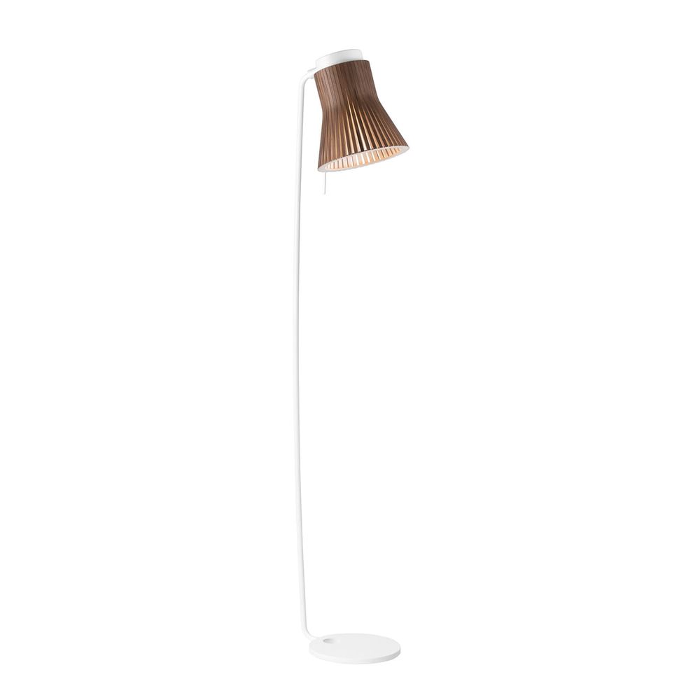 Standleuchte Petite 4610 aus Holz mit skandinavischem Design und konischem Schirm, 130 cm hoch.