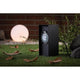 Steckdosensäule Rio Zeitschaltuhr IP44 Schwarz in outdoor setting mit Zeitschaltuhr und Gärtenbeleuchtung.