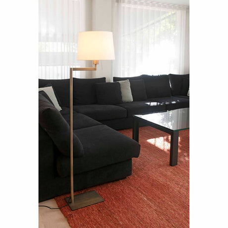 Stehlampe ARTIS Bronze, Weiß in stilvollem Wohnzimmer mit schwarzer Couch und gläsernem Tisch.