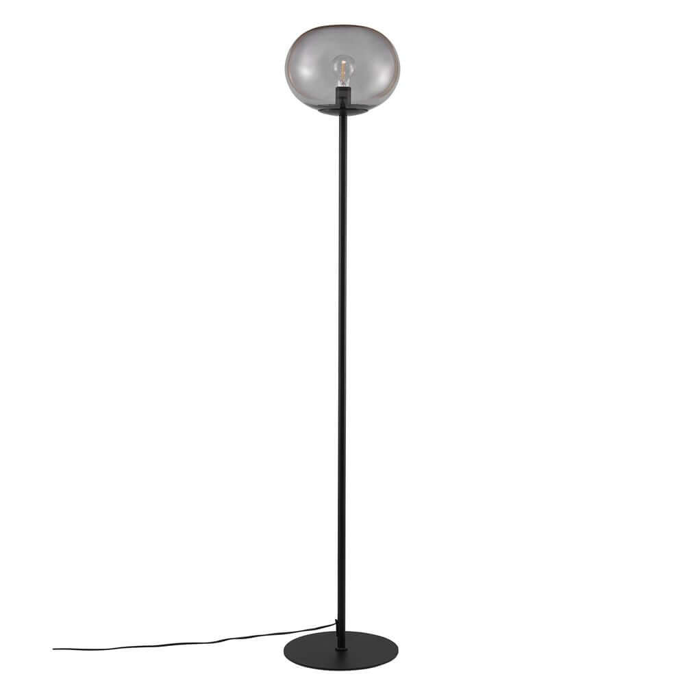 Stehlampe Alton 27,5 mit mundgeblasenem Opalglas und schwarzem Metallfuß für elegantes Zuhause.