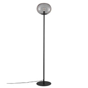 Stehlampe Alton 27,5 mit mundgeblasenem Opalglas und schwarzem Metallfuß für elegantes Zuhause.