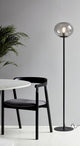 Stehlampe Alton 27,5 mit opalem Glas und Messing, elegant im modernen Wohnraum.