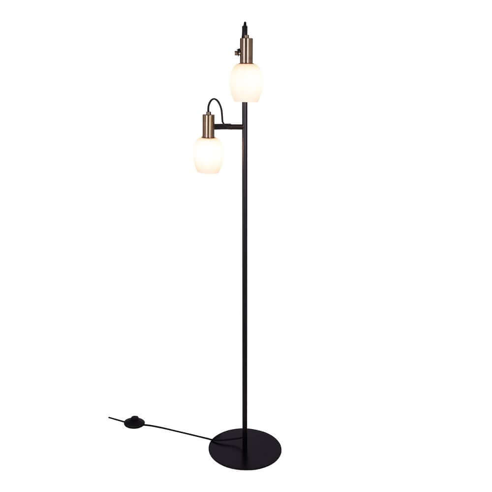Stehlampe Arild mit zwei Lampenschirmen aus Opalglas und messingfarbenen Details im modernen Design.