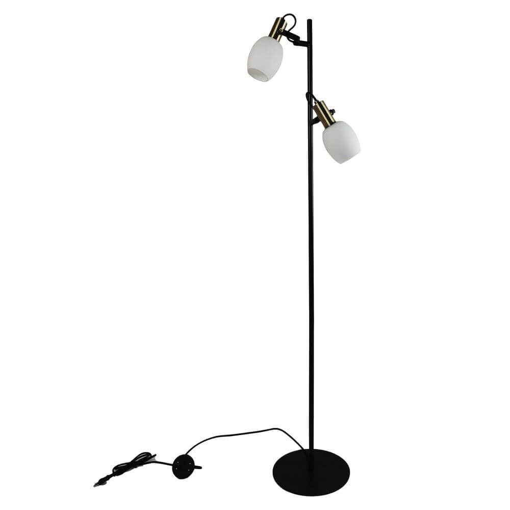Stehlampe Arild mit modernem Design, zwei Lampenköpfen und elegantem Messingdetails, runder Opalglasschirm.