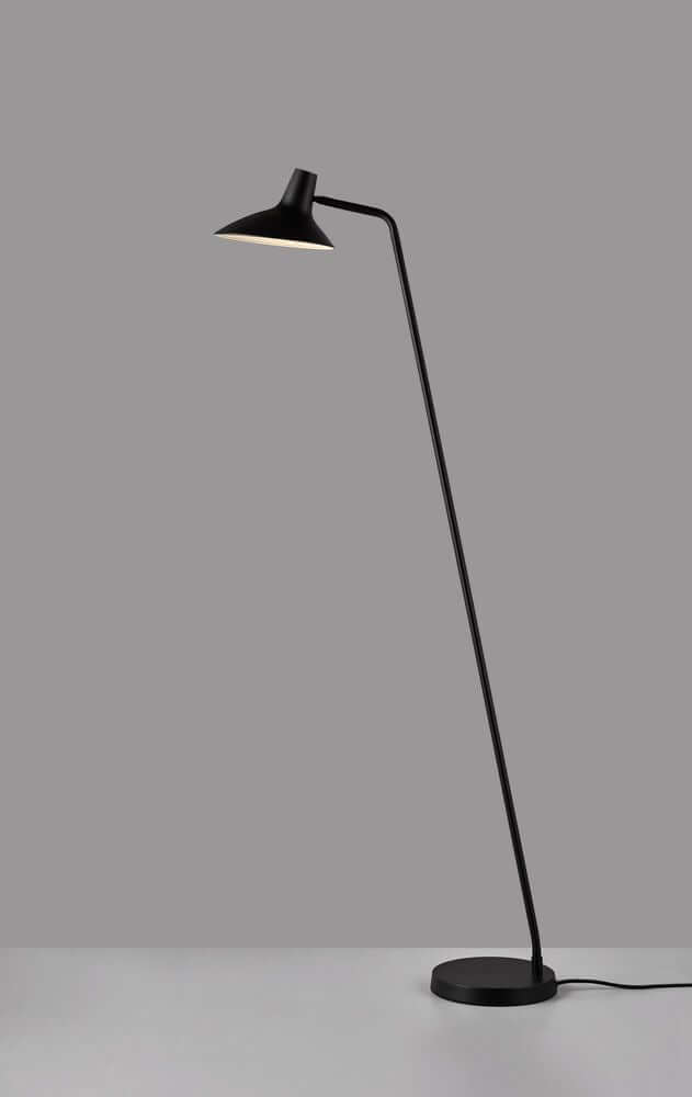 Stehlampe Darci im hippen Industriedesign mit flexibel verstellbarem Lampenkopf.