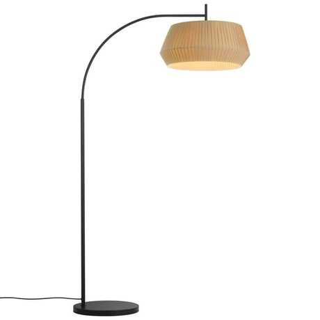 Stehlampe Dicte mit rundem Lampenschirm aus handgefertigtem Stoff, eleganter Ständer und weichem Licht.