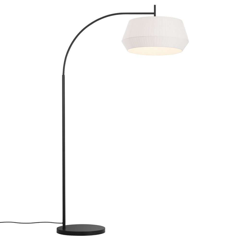 Stehlampe Dicte mit großem, plissiertem Baumwollschirm für gemütliches Licht und eleganten Look.