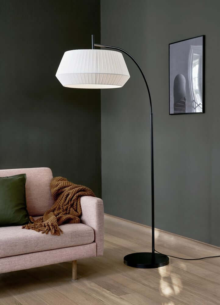 Stehlampe Dicte mit rundem Lampenschirm und elegantem Ständer, ideal für gemütliche Wohnzimmerbeleuchtung.