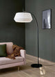 Stehlampe Dicte mit rundem Lampenschirm und elegantem Ständer, ideal für gemütliche Wohnzimmerbeleuchtung.